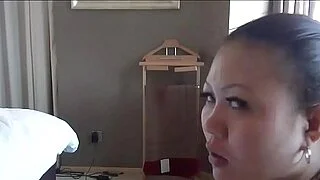 Asyalı güzel, boğazına kadar derin bir oral seks yapıyor.